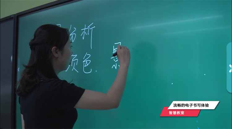 尊龙时凯黄淮学院智慧教室：智能交互平板电子书写体验